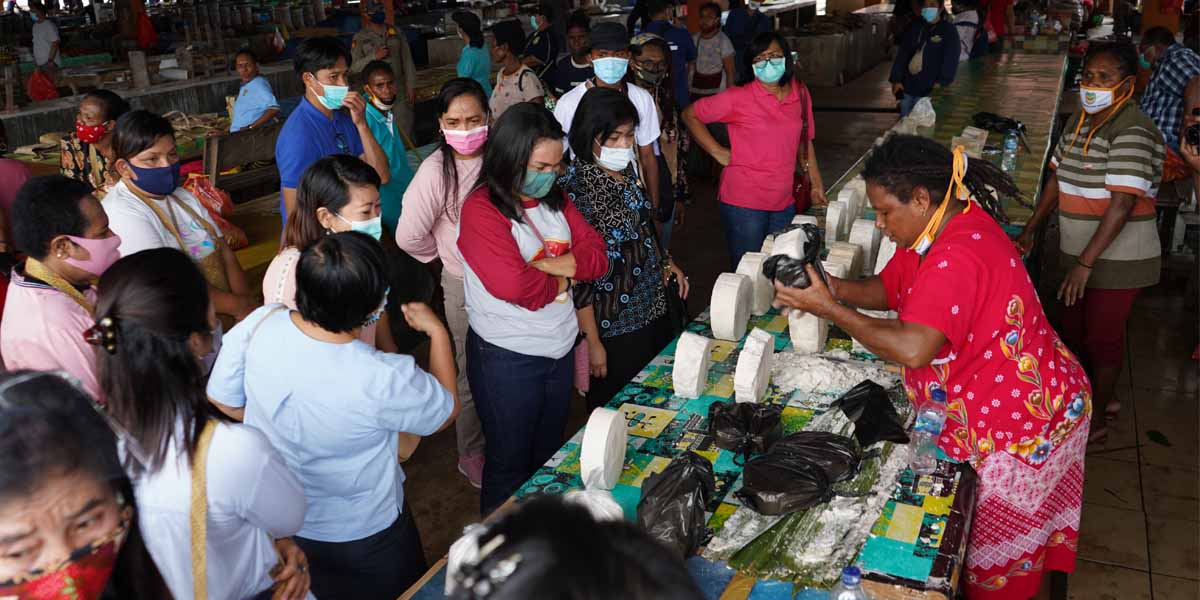 Pj Sekda Mimika, Jenny Usmani bersama  beberapa pimpinan OPD membeli dagangan Mama-Mama Papua pada Wisata Belanja Pangan Lokal di Pasar Sentral, Jumat (18/09/2020).